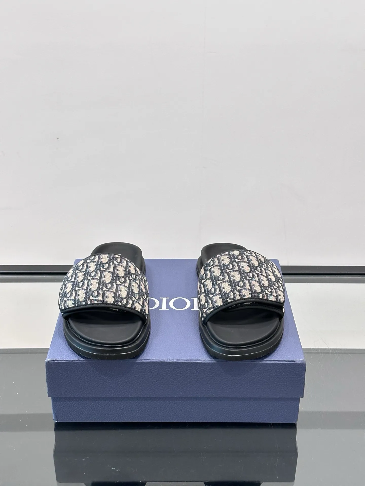 Factory price: 280💰𝐂𝐡𝐫𝐢𝐬𝐭𝐢𝐚𝐧 𝐃𝐢𝐨𝐫 Dior's latest popular sandals, classic upgraded Velcro sandals, original replicas, super durable and versatile, very comfortable on the feet, slimming and white, original cowhide leather upper, sheepskin lining Original d hardware buckle Original molded T men's shoes 💰U outsole Size: 38-44 (.45.46 customized)
